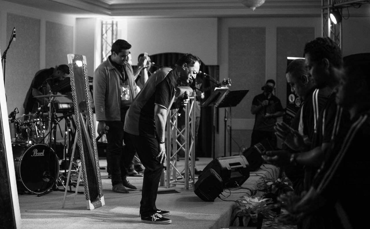 Lenny Solomona praying at the FITMAN Conference